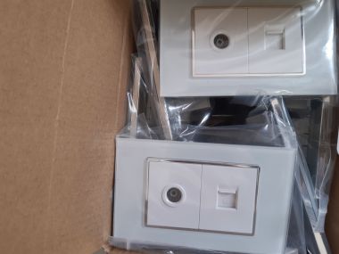 ổ cắm mạng và tv mặt kính có viền màu trắng 118